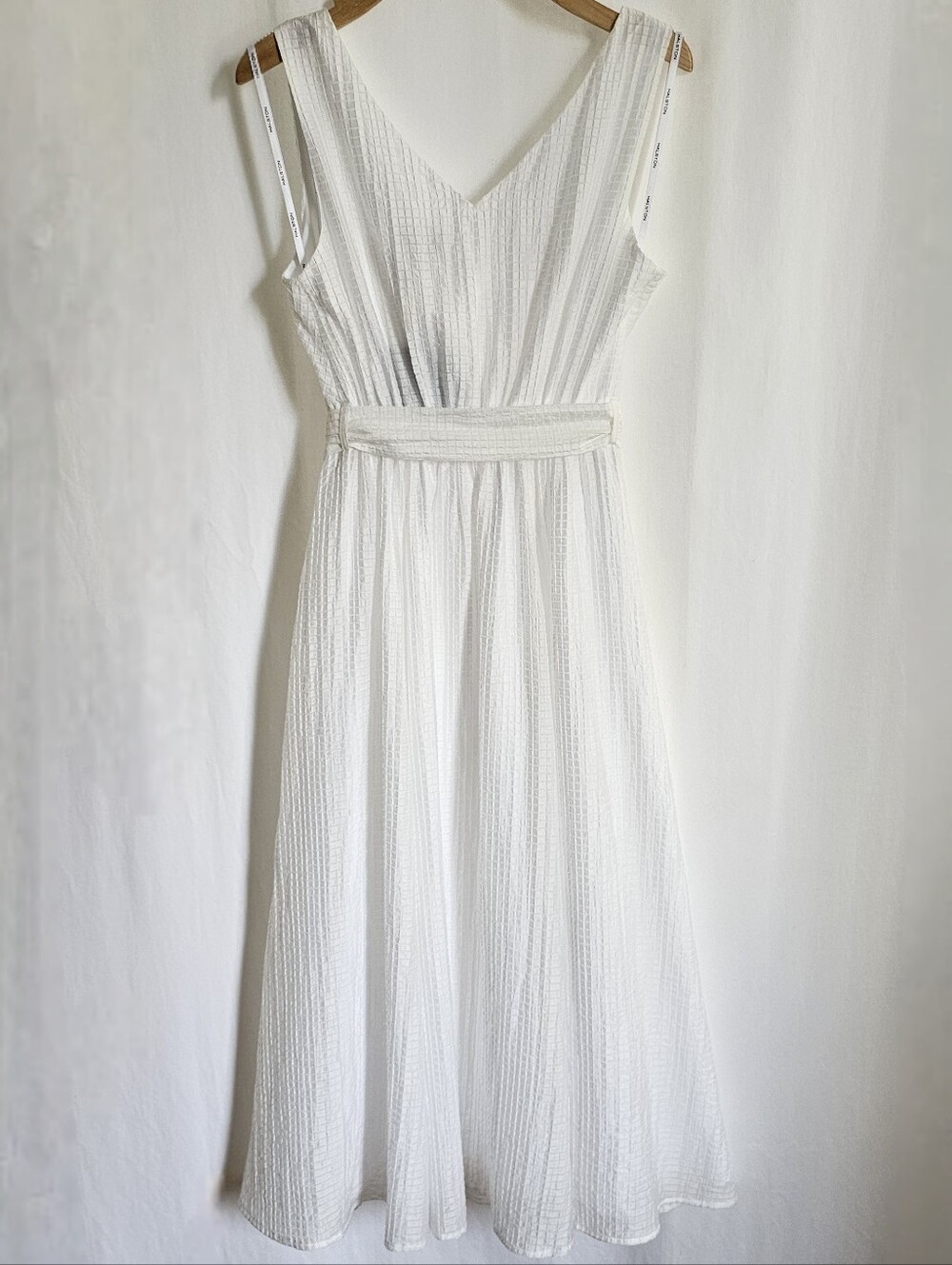 Halston White Sleeveless Seersucker Belted Flare Midi Dress - Picture 9 of 16